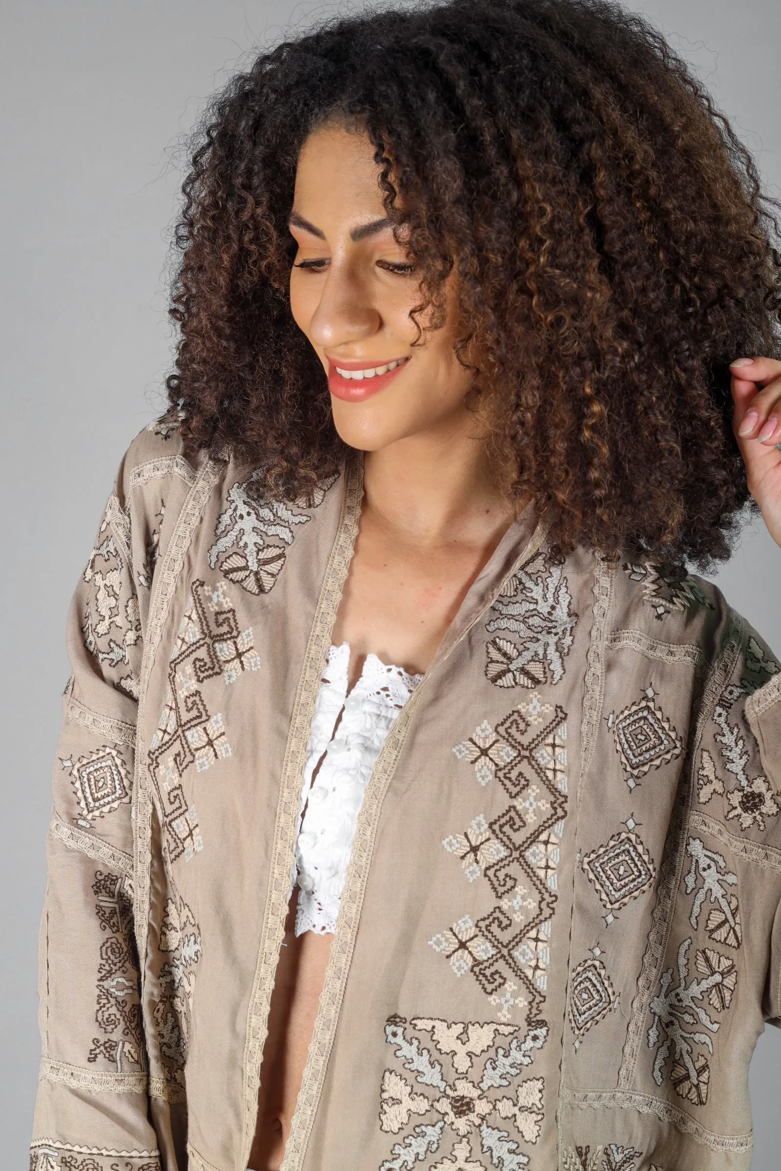 Cintia Embroidered Kimono/Shrug