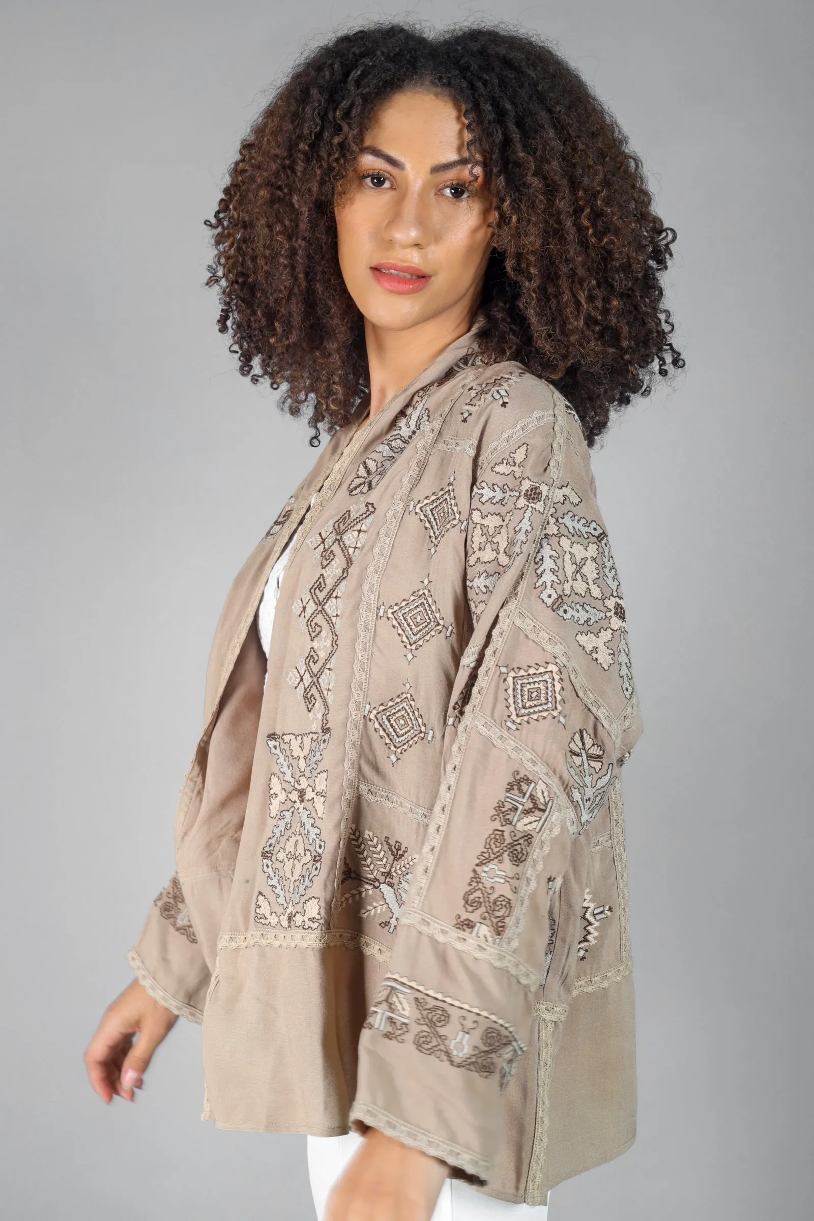 Cintia Embroidered Kimono/Shrug